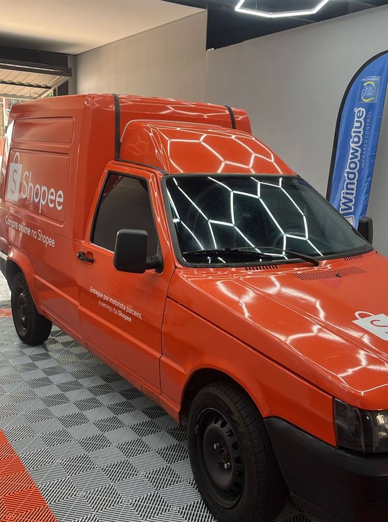 Fiat Fiorino com película aplicada